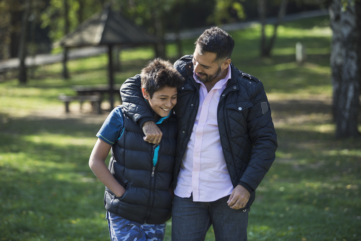 Foto de un padre y su hijo en ap